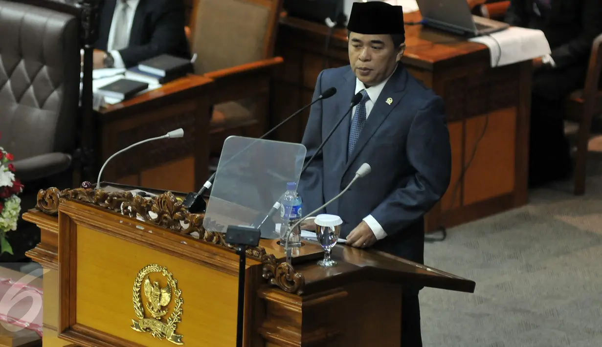 Ketua DPR Ade Komaruddin menyampaikan pidato pada Rapat Paripurna ke-23 DPR masa persidangan IV tahun sidang 2015-2016 di Kompleks Parlemen, Senayan, Jakarta, Rabu (6/3). Rapat paripurna ini dihadiri 323 dari 555 anggota dewan. (Liputan6.com/Johan Tallo)