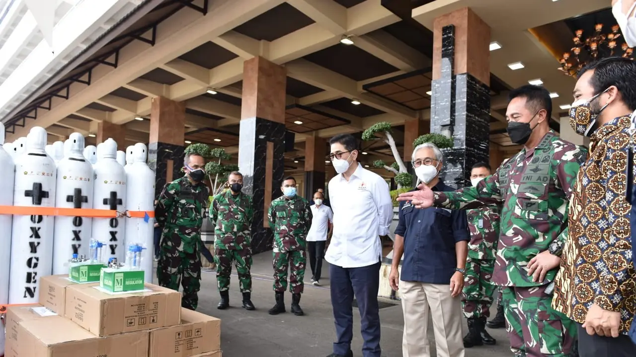 KSAD Jenderal TNI Andika Perkasa menerima bantuan 380 tabung oksigen dari Kaadin