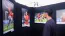 <p>Pemain Timnas Indonesia, Rizky Ridho sedang melihat sejumlah karya foto bertema "Timnas Indonesia dari Masa ke Masa" saat pameran foto Media Cup 2025 di Cibis, Cilandak, Jakarta Selatan, Selasa (28/10/2025). (Bola.com/Bagaskara Lazuardi)</p>