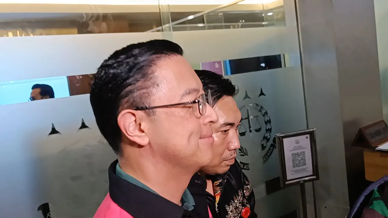 10 Jam Diperiksa Kejagung Sebagai Tersangka Korupsi Impor Gula, Tom Lembong Hanya Tersenyum