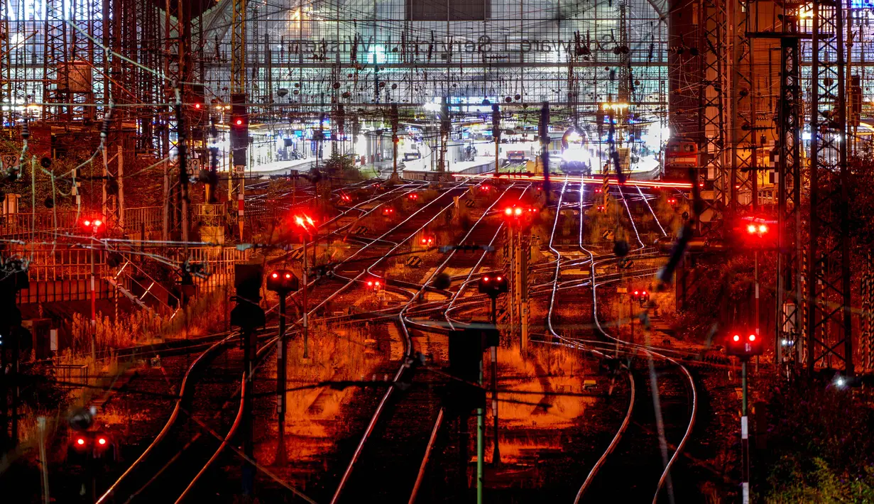 Lampu sinyal merah menyala di luar stasiun kereta pusat di Frankfurt, Jerman, Rabu (11/8/2021). Serikat masinis kereta api Jerman mogok kerja selama tiga hari untuk menuntut kenaikan upah. (AP Photo/Michael Probst)