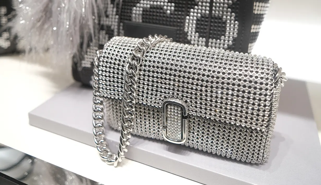 Selain J Marc, Tote bag juga hadir dengan material dan pattern baru. Seperti Lurec, Monogram, LNY, Croc, dan Sequin yang festive. [Marc Jacobs]