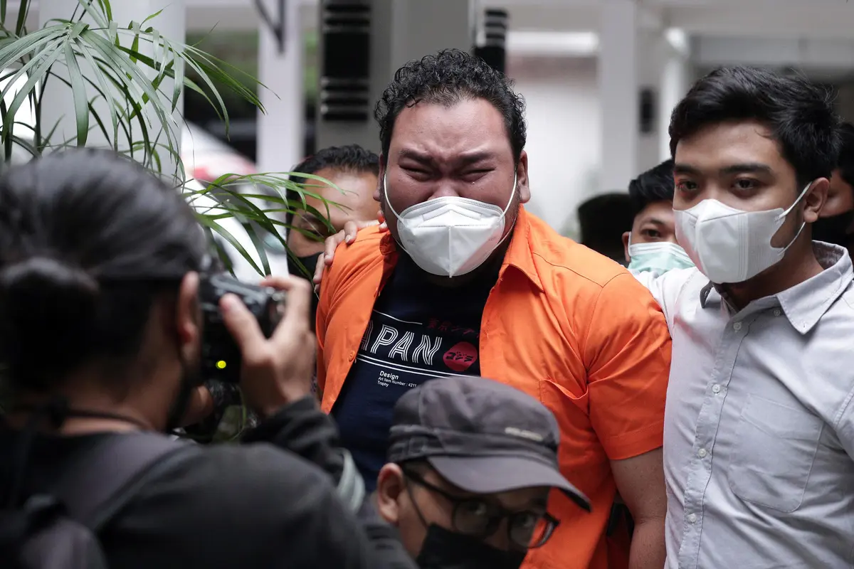 FOTO: Tangis Komika Fico Fachriza Saat Rilis Kasus Narkoba