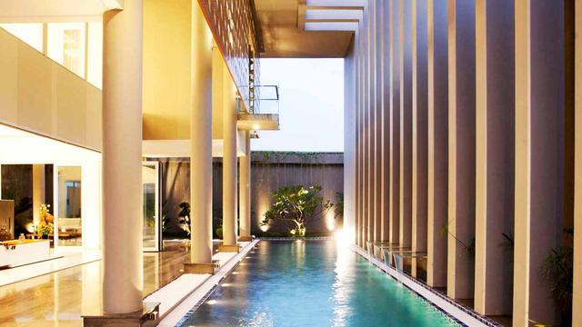 Arsitektur Rumah Modern Keren dengan Lantai Kaca dan Kolam Renang Semi Indoor