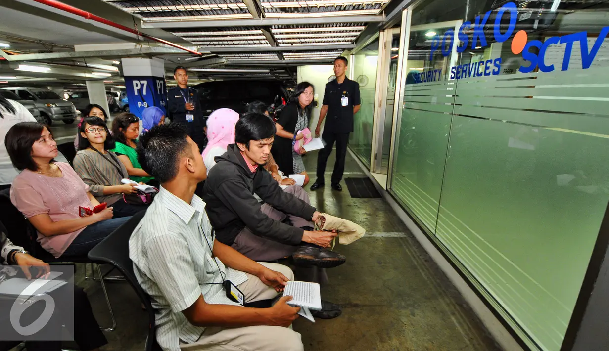 Sejumlah karyawan menunggu giliran untuk penukaran uang persiapan Lebaran, Jakarta, Rabu (8/7/2015). BI bersama BTN menggelar layanan penukaran uang bagi karyawan di kantor SCTV Tower. (Liputan6.com/Yoppy Renato)