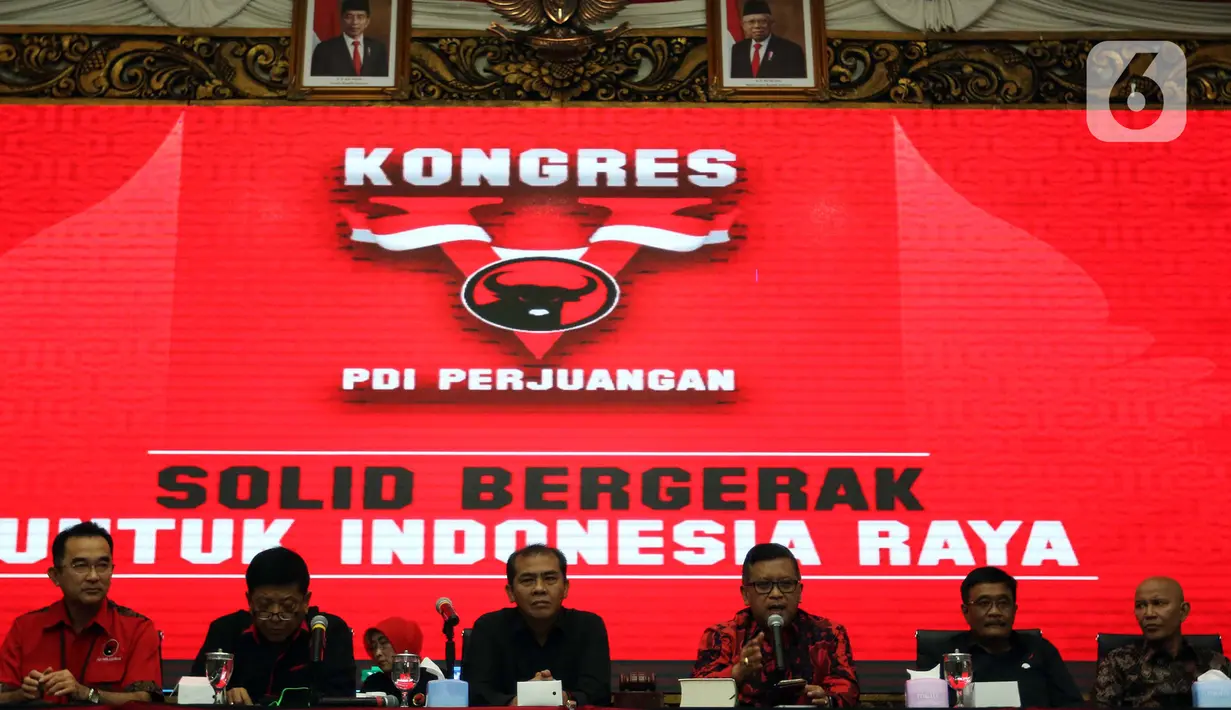 Sekjen PDIP Hasto Kristiyanto (ketiga kiri) memberikan keterangan dalam konferensi pers di Jakarta, Rabu (8/1/2020). PDIP bakal menggelar Rapat Kerja Nasional I sekaligus HUT Ke-47 partai di JIExpo, Kemayoran, Jakarta Pusat pada 10-12 Januari 2020. (Liputan6.com/Johan Tallo)