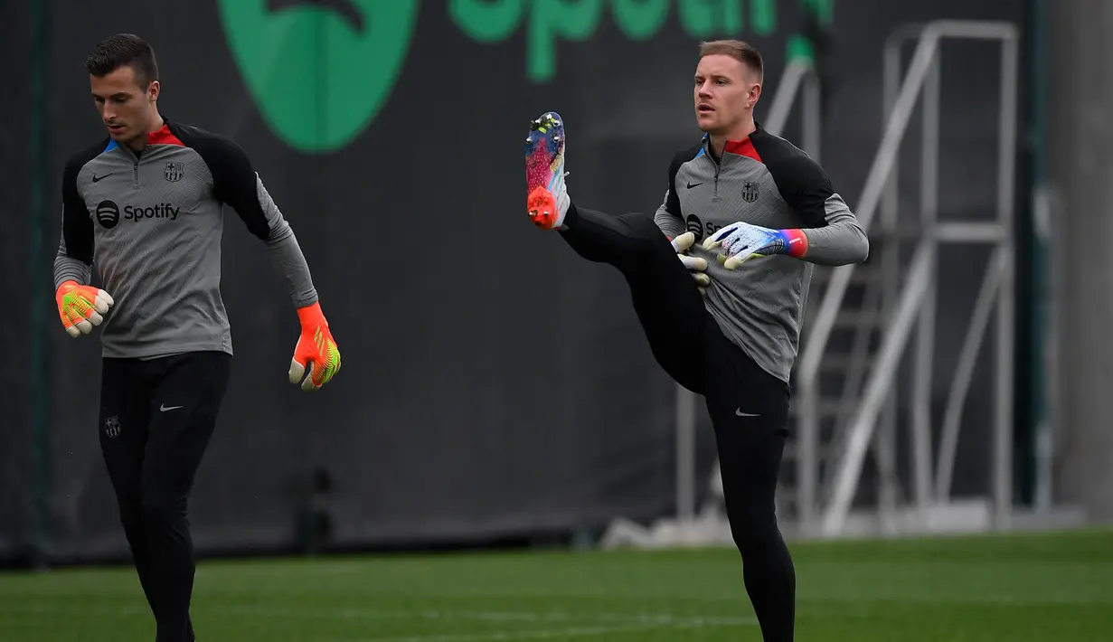 Kiper Barcelona Inaki Pena (kiri) dan Marc-Andre ter Stegen menghadiri sesi latihan bersiap menjamu Inter Milan pada matchday 4 Grup C Liga Champions di tempat latihan Joan Gamper di Sant Joan Despi, Selasa (11/10/2022). Jika kalah di laga ini berarti pupuslah peluang Barcelona untuk lolos ke fase babak knock out.
(Josep LAGO / AFP)