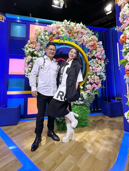 "Mas Hendra ini terbang di daerah yang dekat dengan zona-zona yang sedang bergejolak, jadi doanya aku kencengin banget pokoknya," ucap Fitri saat ditemui di kawasan Jalan Kapten Tendean, Mampang, Jakarta Selatan, Selasa (14/11/2023). [Instagram/fitricarlina]