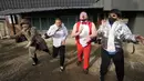 Fans tampil sebelum personel boy group BTS, Jin, memasuki wajib militer untuk bertugas di dekat pusat pelatihan militer di Yeoncheon, Korea Selatan, Selasa (13/12/2022). Jin menjadi personel pertama dari boy group BTS yang menjalani wajib militer. (AP Photo/Ahn Young-joon)