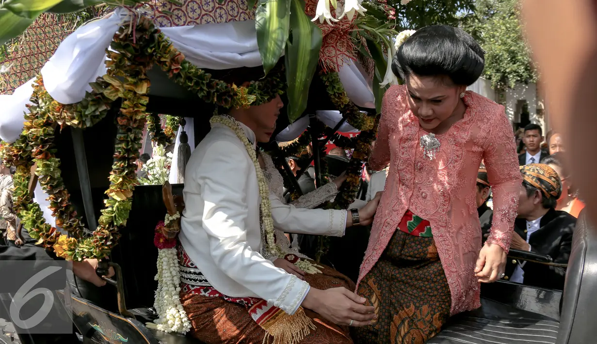 Ibu Negara Iriana Jokowi menaiki kereta kuda usai resepsi pernikahan putranya menuju kediaman Gibran di Jalan Kutai Utara RT.08/RW.07 Sumber, Solo, Jateng, Kamis (11/6/2015). (Liputan6.com/Faizal Fanani)