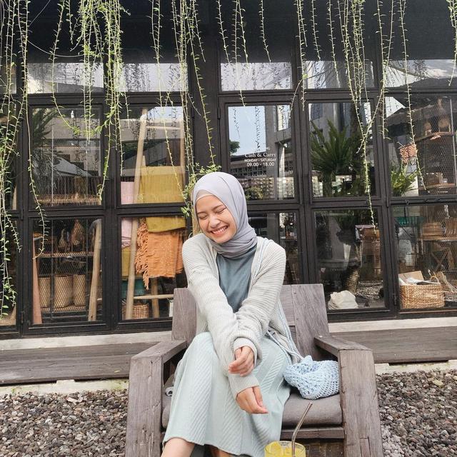 6 Potret Hanggini saat Berhijab, Tampil Beda dalam Series Ustad Milenial