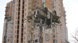Sebuah gedung apartemen rusak setelah serangan roket di kota Kyiv, Ukraina, Sabtu (26/2/2022). Pasukan Rusia menyerbu ke arah ibukota Ukraina Sabtu, dan pertempuran jalanan pecah saat pejabat kota mendesak penduduk untuk berlindung. (AP Photo/Efrem Lukatsky)
