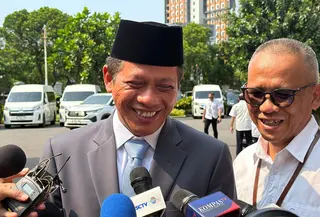 Menteri Lingkungan Hidup Hanif Faisol tiba di istana jelang reshuffle. (Liputan6.com/Lizsa Egeham)