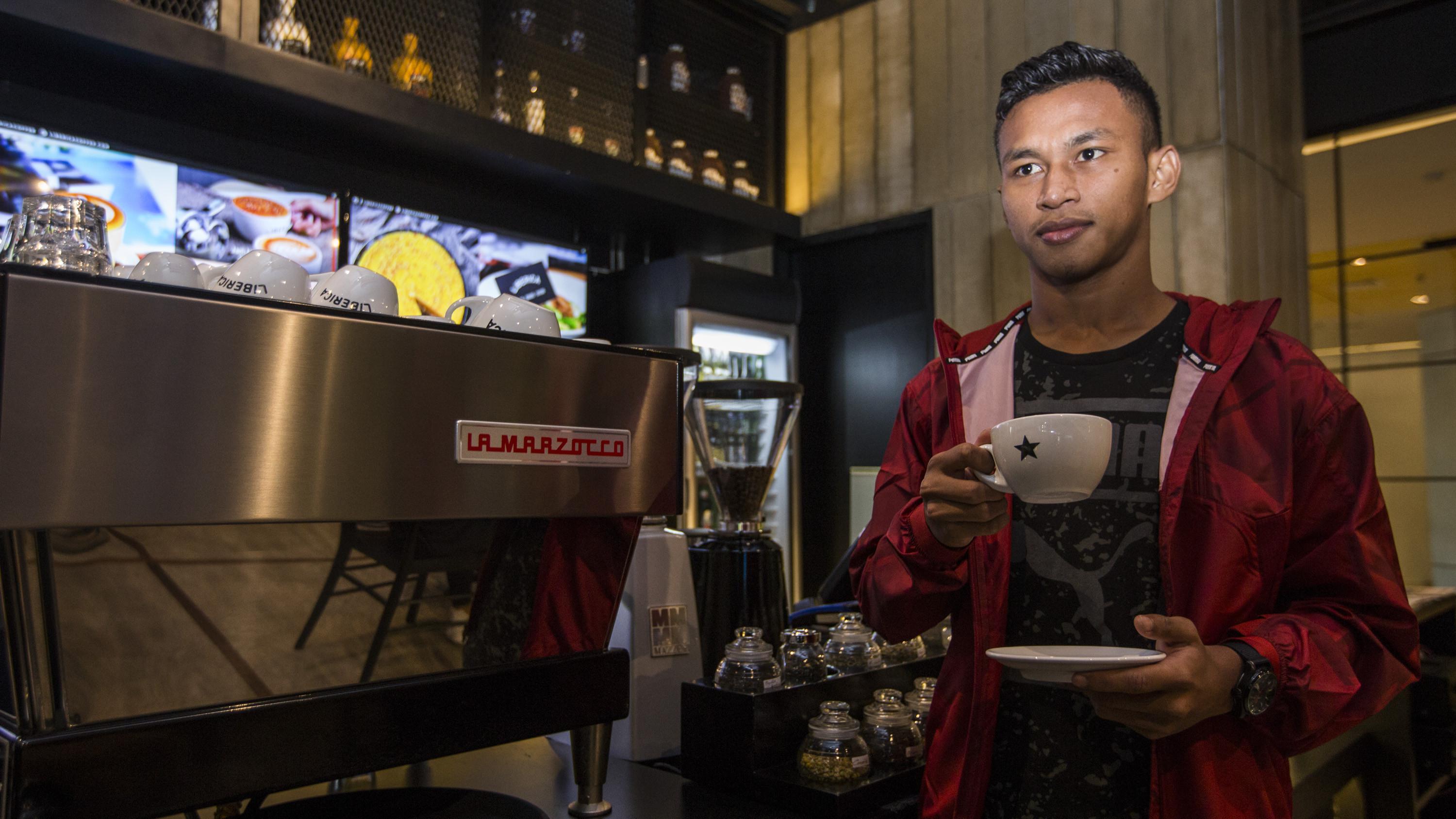 Pemain Persebaya Surabaya, Osvaldo Haay berpose saat sesi foto sebelum memperkenalkan sepatu Puma Future 18.1 di Jakarta, Jumat (9/3/2018). Puma Future 18.1 dirancang untuk pengepasan saat pemakaian. (Bola.com/Vitalis Yogi Trisna)