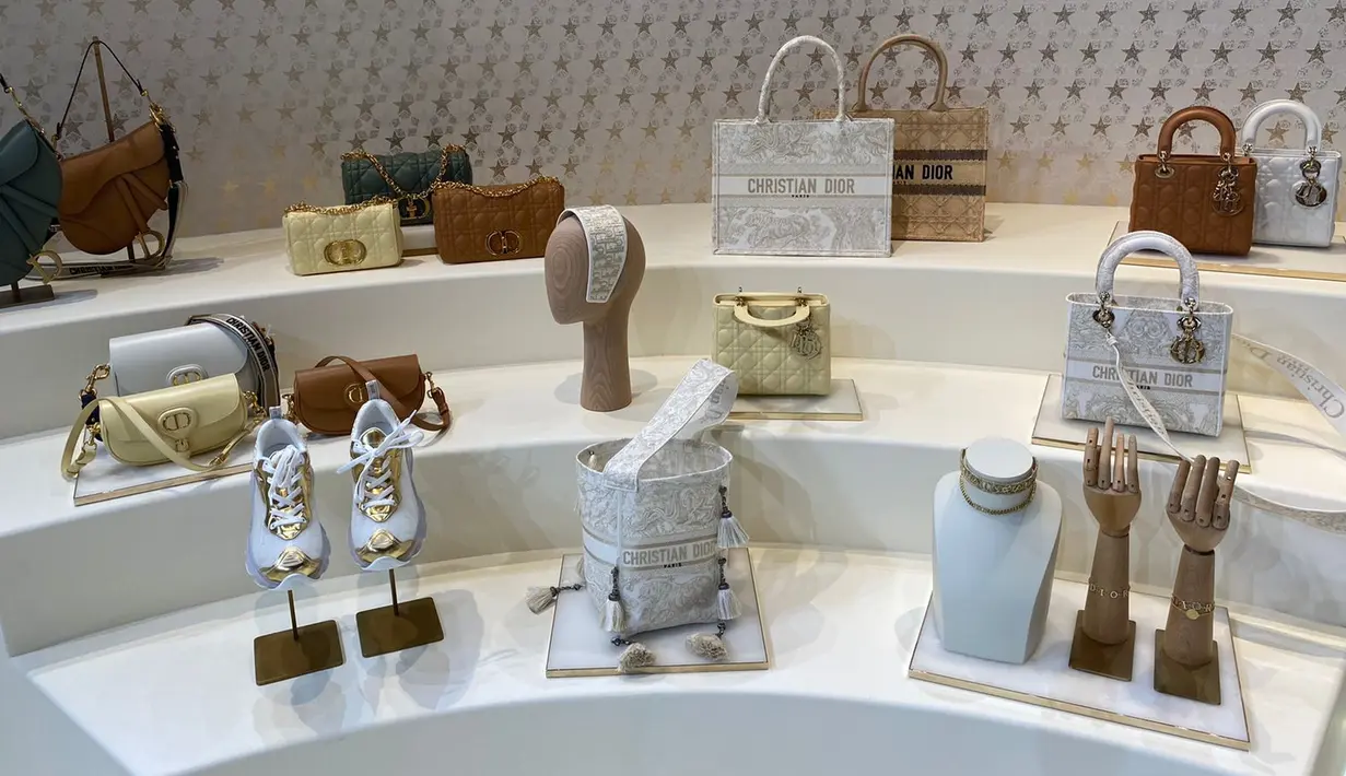 Koleksi ini didominasi palet warna netral seperti  putih gading, abu-abu, emas, krem dan cokelat.