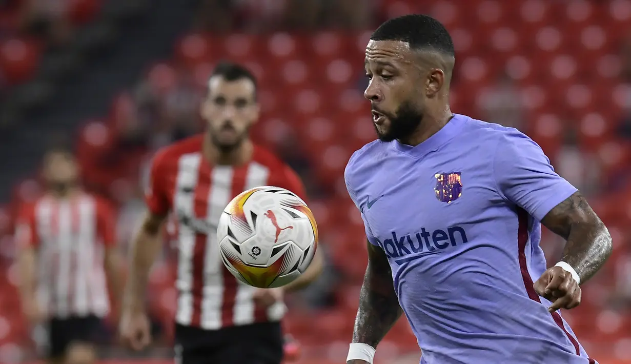 Usai itu, gantian Athletic Bilbao yang memiliki beberapa peluang, namun masih belum membuahkan gol. Barcelona kembali mendapat peluang pada menit ke-21 melaui tendangan bebas Memphis Depay. Sayang, tendangannya masih bisa diamankan kiper Athletic Bilbao. (Foto: AP/Alvaro Barrientos)