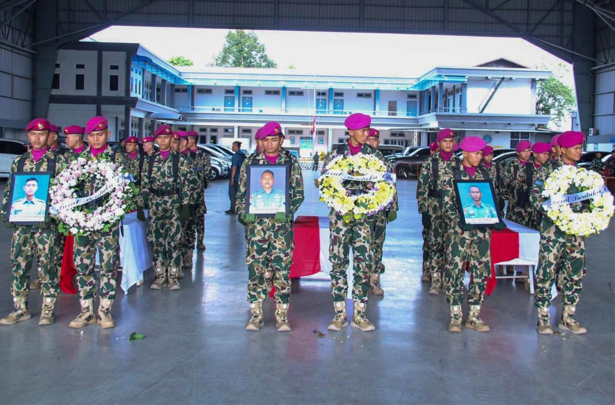 FOTO: Tiga Prajurit Marinir Gugur Akibat Longsor Cisarua Dilepas Secara Milite