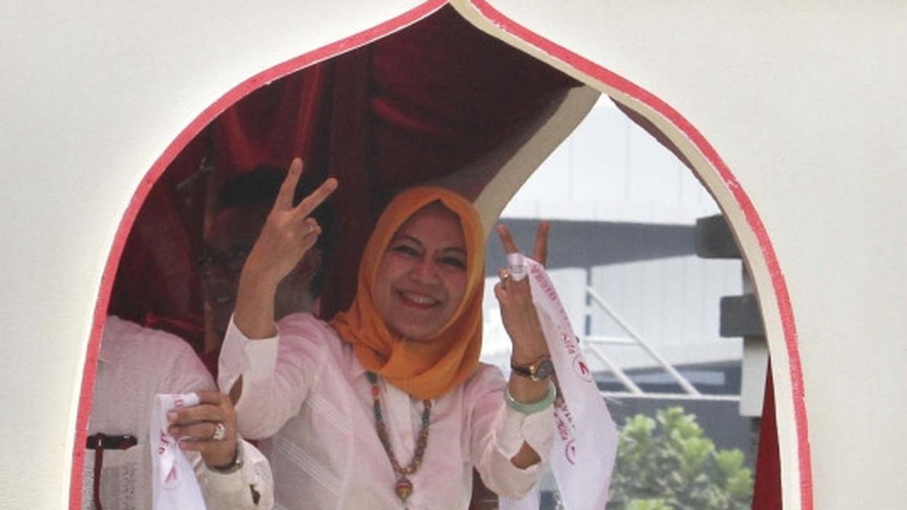 Tiga wanita cantik calon pemimpin Tangsel pawai keliling kota
