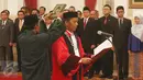Hakim MK, Saldi Isra saat pengambilan sumpah di Istana Negara, Jakarta, Selasa (11/4). Saldi dilantik berdasarkan Surat Keputusan Presiden No 40P Tahun 2017 tentang pengangkatan hakim konstitusi, yang diajukan Presiden. Liputan6.com/Angga Yuniar)