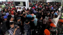 Antrian panjang dan padat penumpang Lion Air meminta refund, Jakarta, Jumat (20/2/2015). Adanya refund akibat penundaan keberangkatan sejumlah rute penerbangan Lion Air sejak Rabu (18/2/2015). (Liputan6.com/Faisal R Syam)