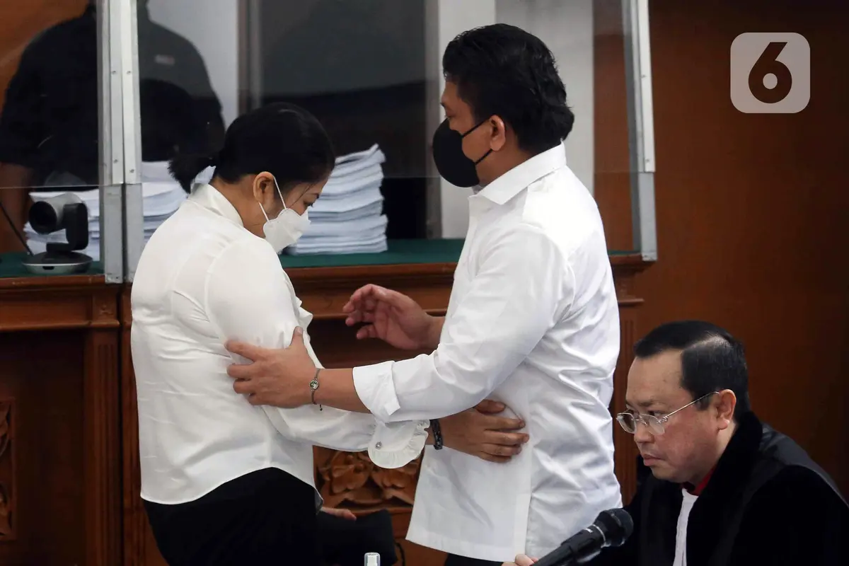 Ferdy Sambo menghampiri sang istri Putri Candrawathi saat menjalani sidang lanjutan di Pengadilan Negeri Jakarta Selatan, Selasa (6/12/2022).