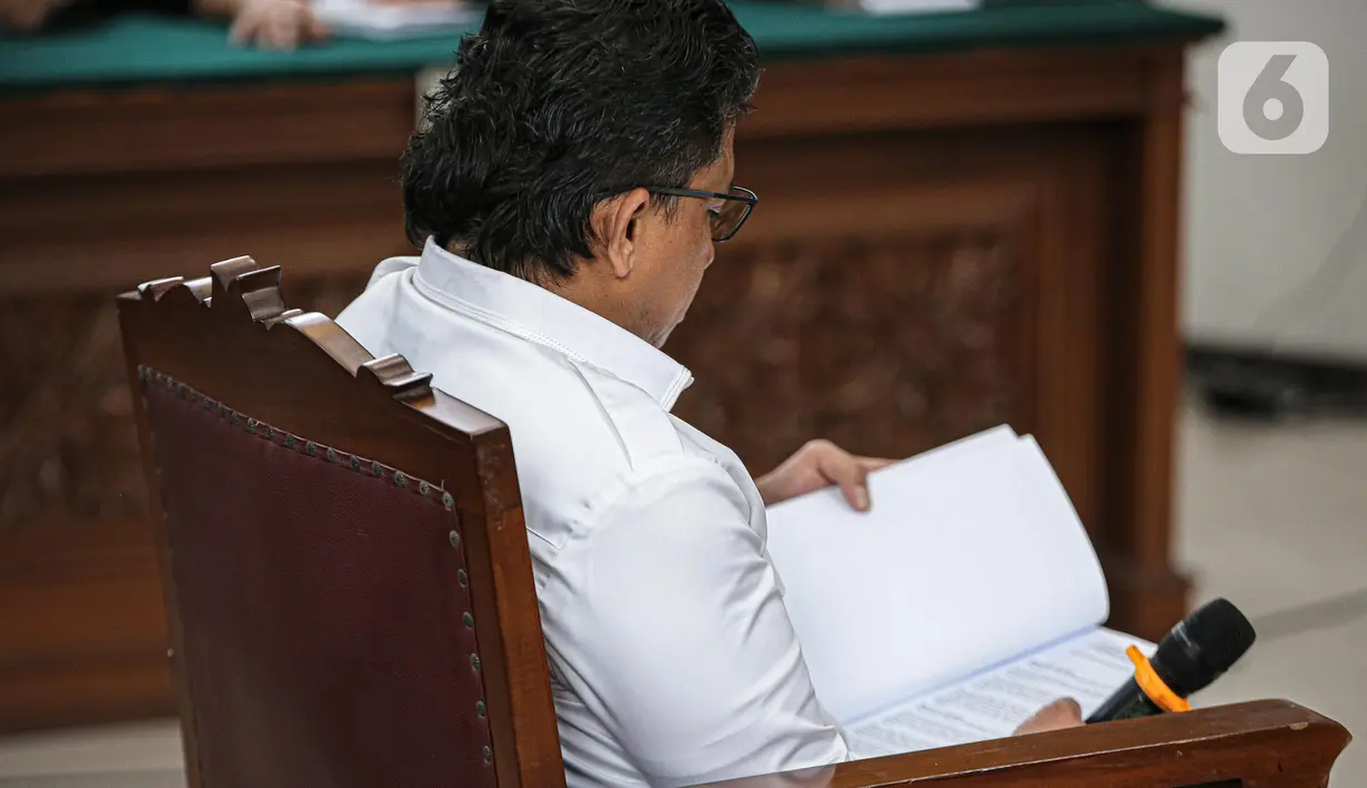 Ferdy Sambo membaca berkas pleidoi saat menjalani sidang kasus pembunuhan berencana terhadap Nofriansyah Yousa Hutabarat atau Brigadir J di Pengadian Negeri Jakarta Selatan, Jakarta, Selasa (24/1/2023). Terdapat kurang lebih sembilan berkas yang ditumpuk di meja kuasa hukum. (Liputan6.com/Faizal Fanani)