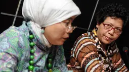 Roichatul Aswidah (kiri) dan Siti Noor Laila memberikan keterangan pers di Kantor Komnas HAM, Jakarta, Senin (15/2/2016). Komnas HAM menilai hukuman kebiri tidak sesuai dengan konstitusi HAM di Indonesia. (Liputan6.com/Helmi Afandi)