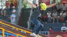 Momiji Nishiya dari Jepang beraksi melintasi trek besi saat mengikuti skateboarding semi final wanita di International Skateboarding Open di Qingfeng di provinsi Henan, China (7/9/2019). (AFP Photo/STR)