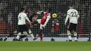 Penyerang Arsenal, Eddie Nketiah (tengah) saat mencetak gol ketiga timnya ke gawang Manchester United pada pertandingan lanjutan Liga Inggris di stadion Emirates di London, Minggu (22/1/2023). Arsenal menang tipis atas Manchester United dengan skor 3-2. (AP Photo/Ian Walton)