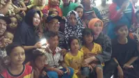 Ridwan Kamil mengunjungi pengungsian korban tsunami Selat Sunda. (Liputan6.com/ Yandhi Deslatama)
