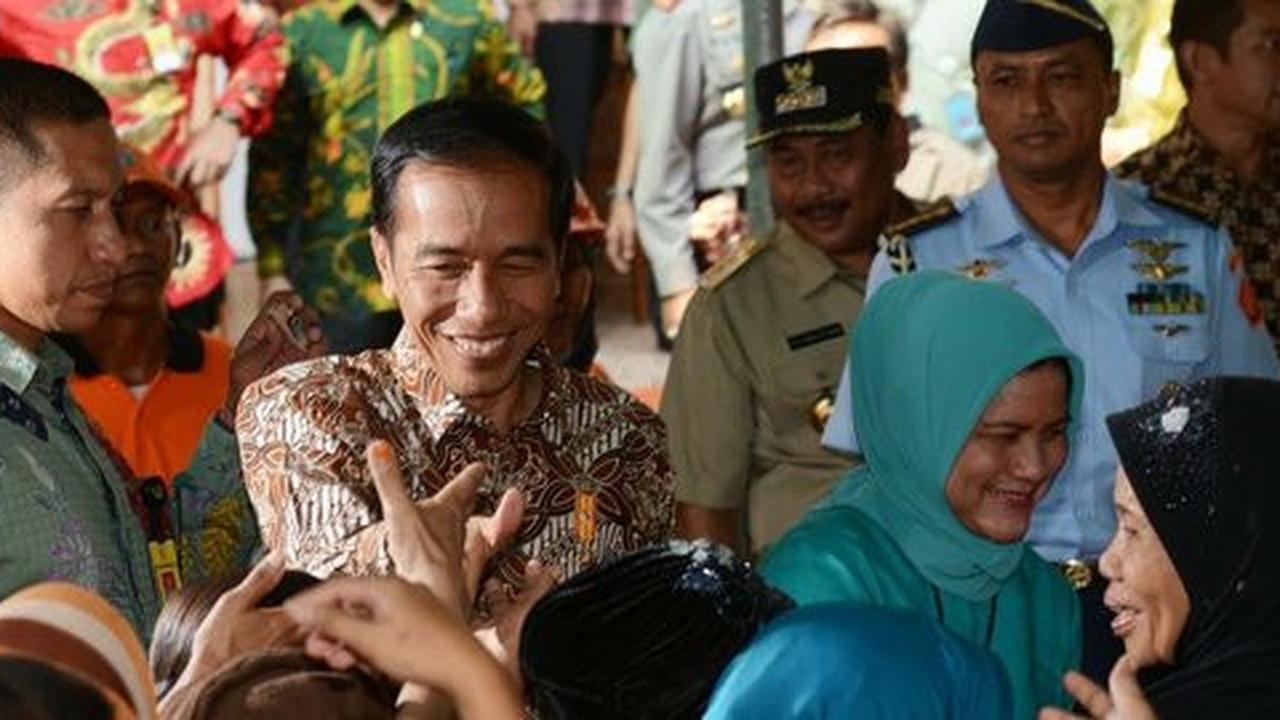 Bagikan sembako ke warga dan kembangkan usaha mikro