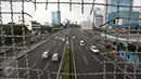 Kendaraan melintasi jalan protokol di kawasan Mampang, Jakarta, Kamis (5/5). Libur panjang libur nasional dan cuti bersama 5 sampai 8 Mei membuat sejumlah ruas di Jakarta terpantau lengang. (Liputan6.com/Immanuel Antonius)