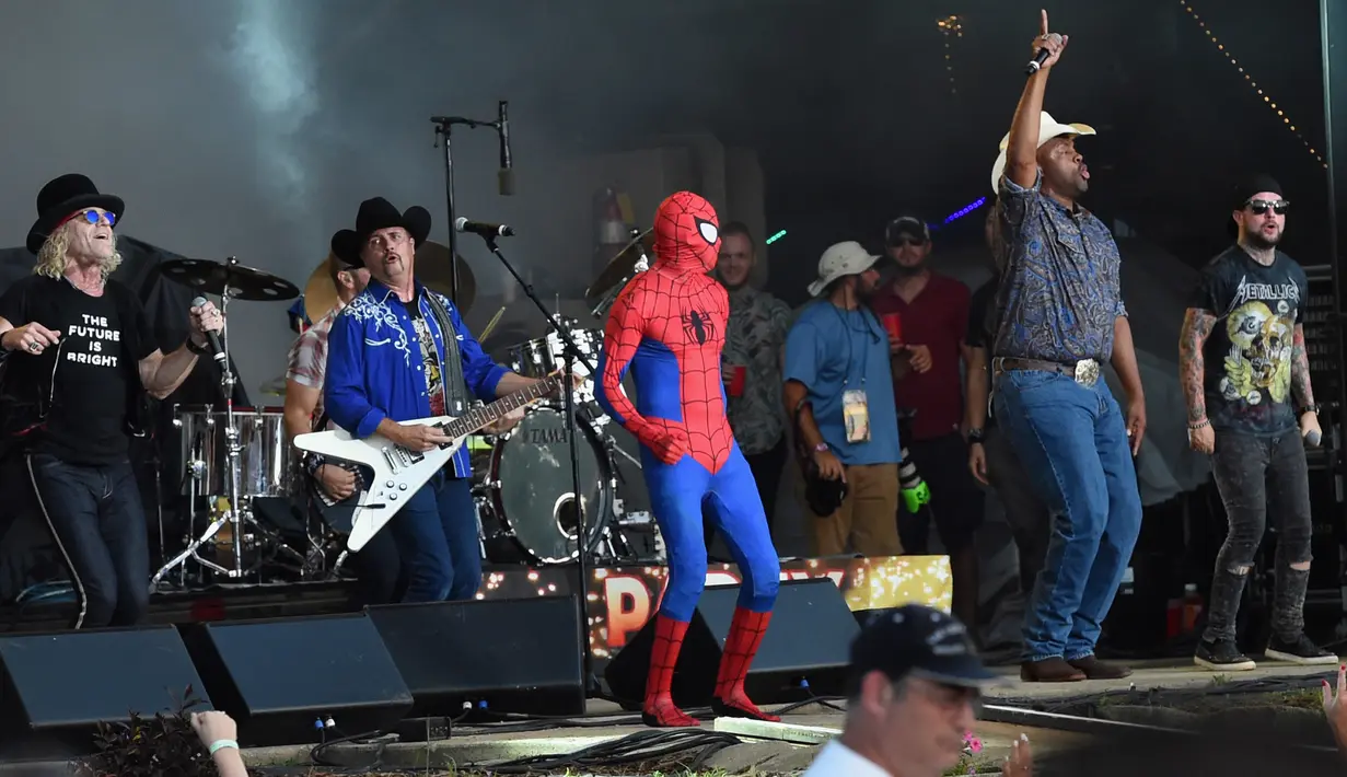 Cowboy Troy, Spider Man dan DJ Sinister bergabung dengan Big Kenny dan John Rich dari Big and Rich di atas panggung selama Thunder Country - Hari ke empat di Twin Lakes, Wisconsin (23/7). (Rick Diamond / Getty Images Country Thunder / AFP)