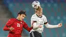 Gelandang Jerman, Julian Brandt, berebut bola dengan bek Republik Ceko, Ales Mateju, pada laga uji coba di RB Arena, Kamis (12/11/2020) dini hari WIB. Jerman menang 1-0 atas Republik Ceko. (AFP/Odd Andersen)