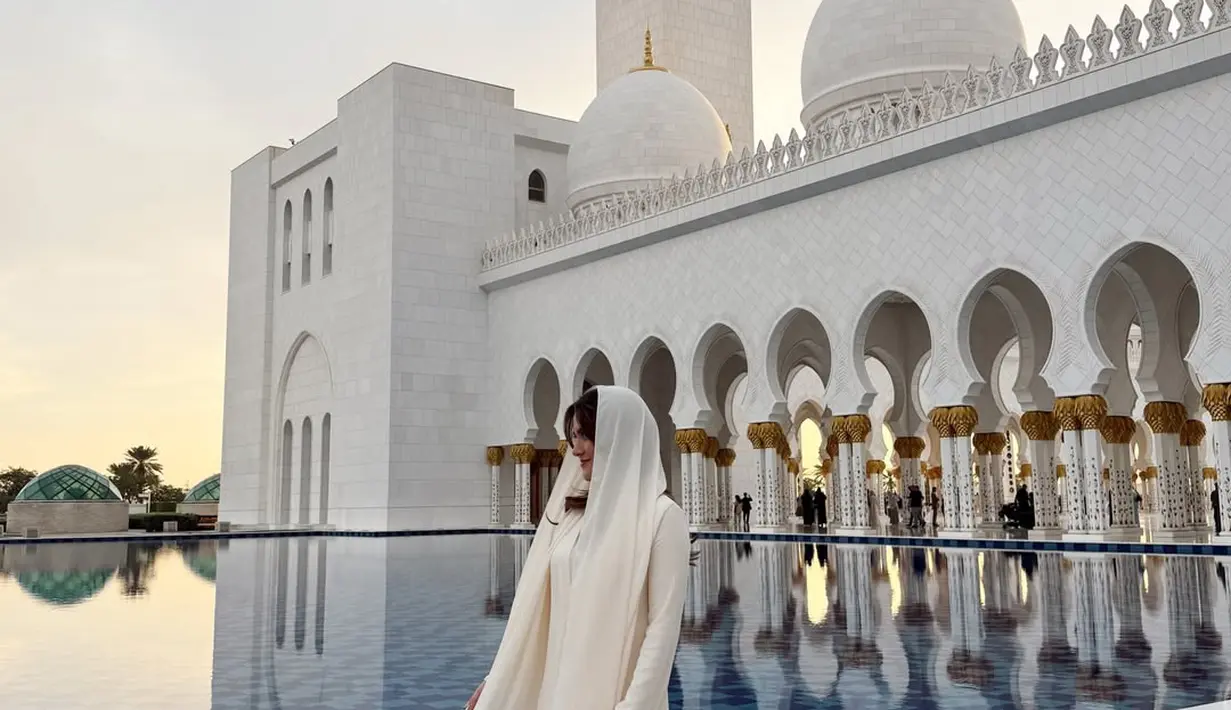 Ia nampak kenakan abaya putih yang elegan dipadu dengan kerudung putih yang menutupi kepalanya [@aruanmarsha]