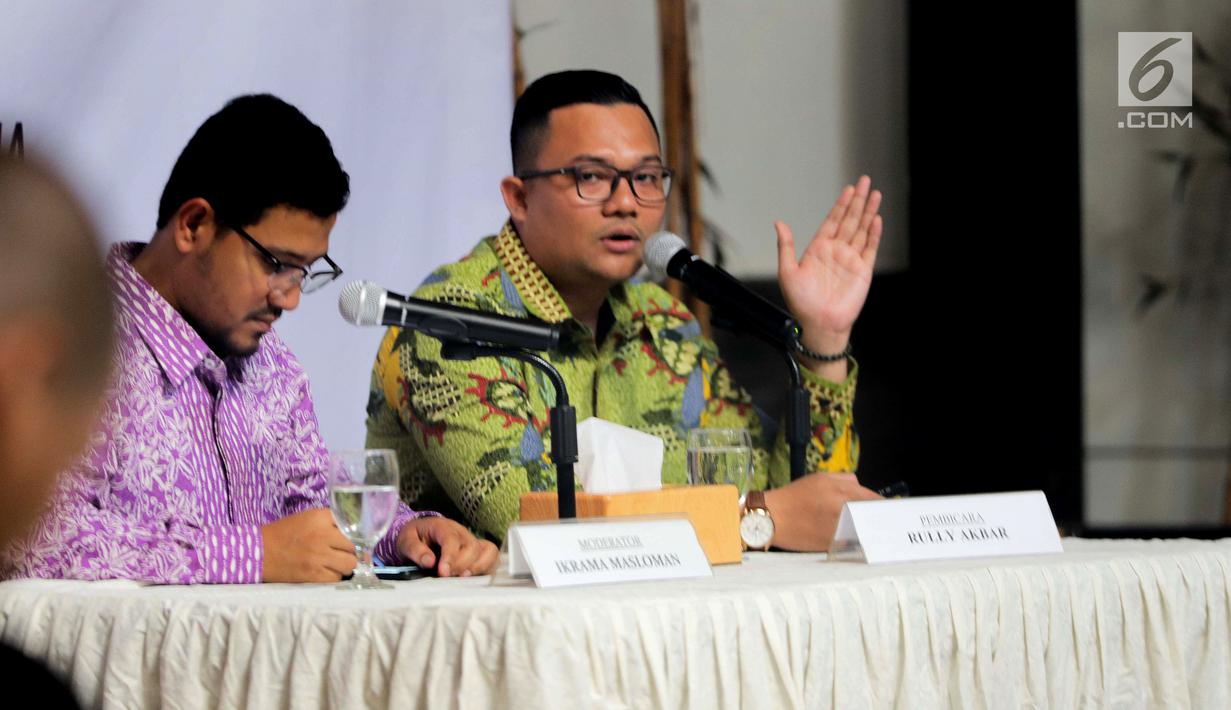 Peneliti LSI Denny JA, Rully Akbar (kanan) memaparkan survei terkini bertajuk '15 Capres 2024 yang Lolos Radar dan the Legend Award' di Kantor LSI, Jakarta, Selasa (2/7/2019). Rully menyebut ada satu nama yang masih belum tertebak dan dijuluki Mr/Mrs X. (Liputan6.com/Faizal Fanani)