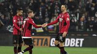Striker AC Milan Zlatan Ibrahimovic mendapat selamat dari rekan setimnya Samuel Castillejo setelah mencetak gol penyeimbang 1-1 ke gawang Udinese dalam pertandingan Liga Italia di Dacia Arena, Minggu (12/12/2021) dini hari WIB. ( Andrea Bressanuti/LaPress