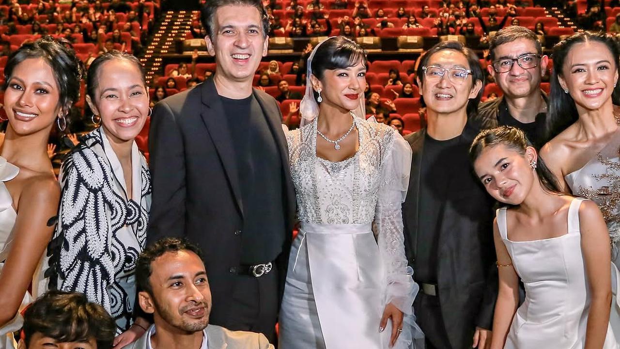 Potret Fanny Ghassani di Gala Premier Film 'SEBELUM 7 HARI', Pakai Kebaya Putih Bergaya Klasik