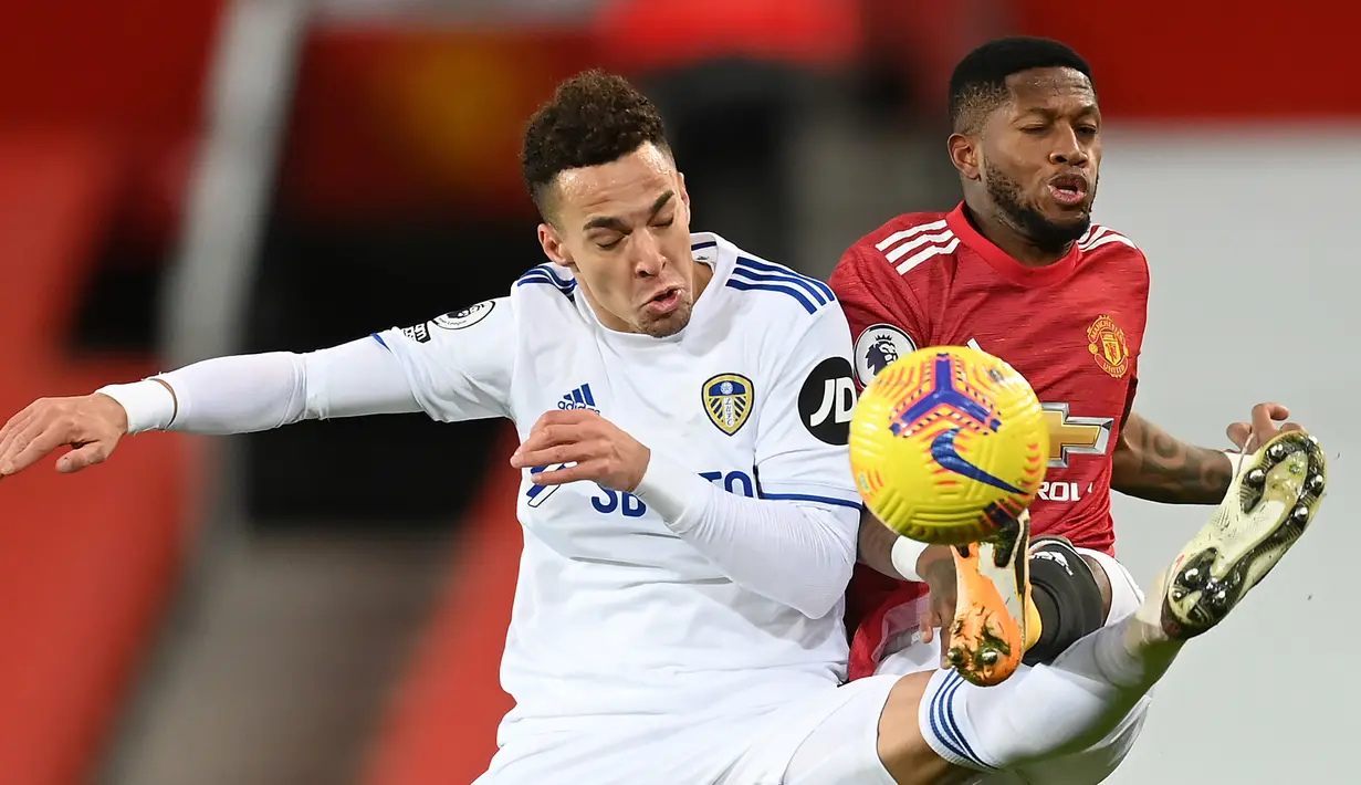 Striker Leeds United, Rodrigo (kiri), berebut bola dengan gelandang Manchester United, Fred, dalam laga lanjutan Liga Inggris 2020/21 pekan ke-14 di Old Trafford Stadium, Minggu (20/12/2020). Leeds United kalah 2-6 dari Manchester United. (AFP/Michael Regan/Pool)