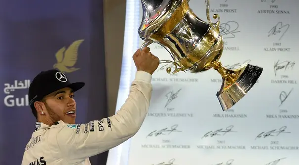 Lewis Hamilton meraih gelar ketiganya musim ini di GP Bahrain. (photo by AFP/FAYEZ NURELDINE)