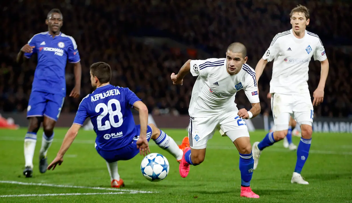 Gelandang Dynamo Kiev, Derlis Gonzalez (kedua kanan) berusaha melewati bek Chelsea Cesar Azpilicueta Kravets pada lanjutan Grup G liga champions di  Stamford Bridge, Inggris (4/11). Chelsea menang atas Kiev dengan skor 2-1. (Reuters/Andrew Couldridge)