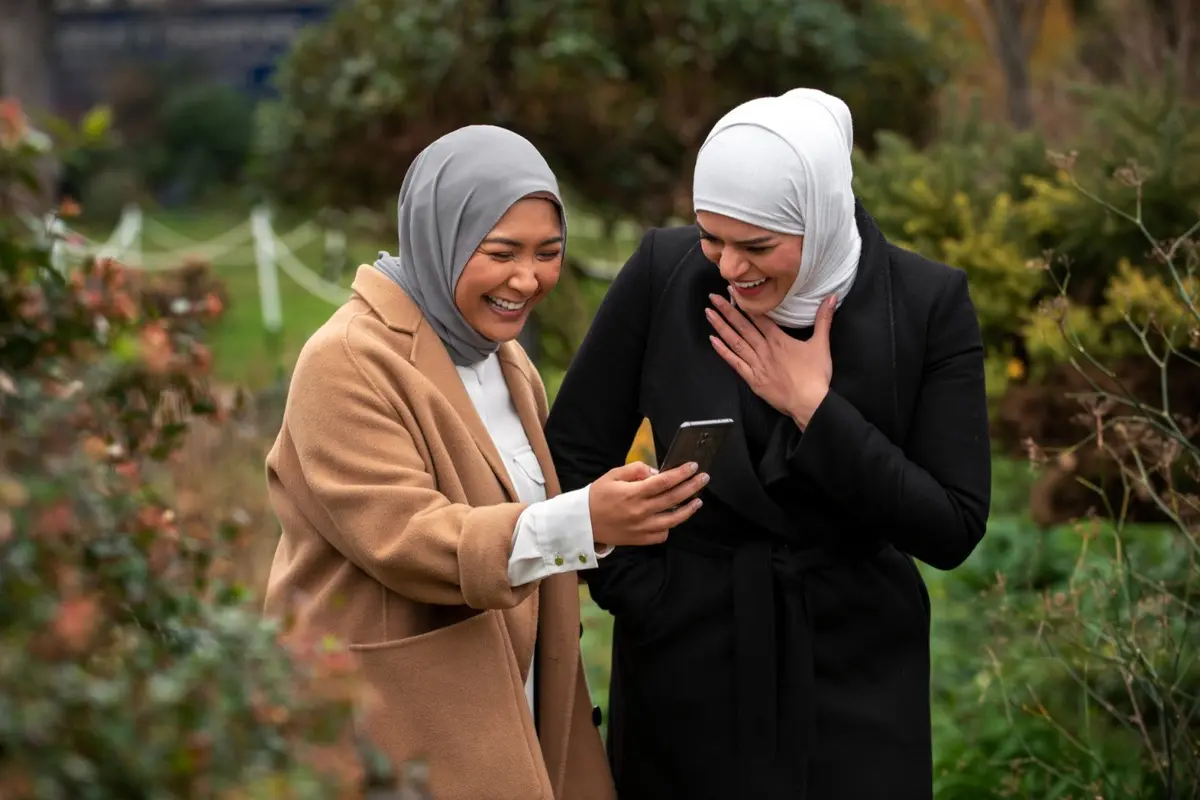 Ilustrasi muslim, lucu, tertawa, main HP