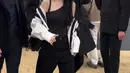 Tampilan Han So Hee terlihat boyish dengan paduan jaket putih hitam yang dikenakan di lengan [@xeesoxee_twfan]