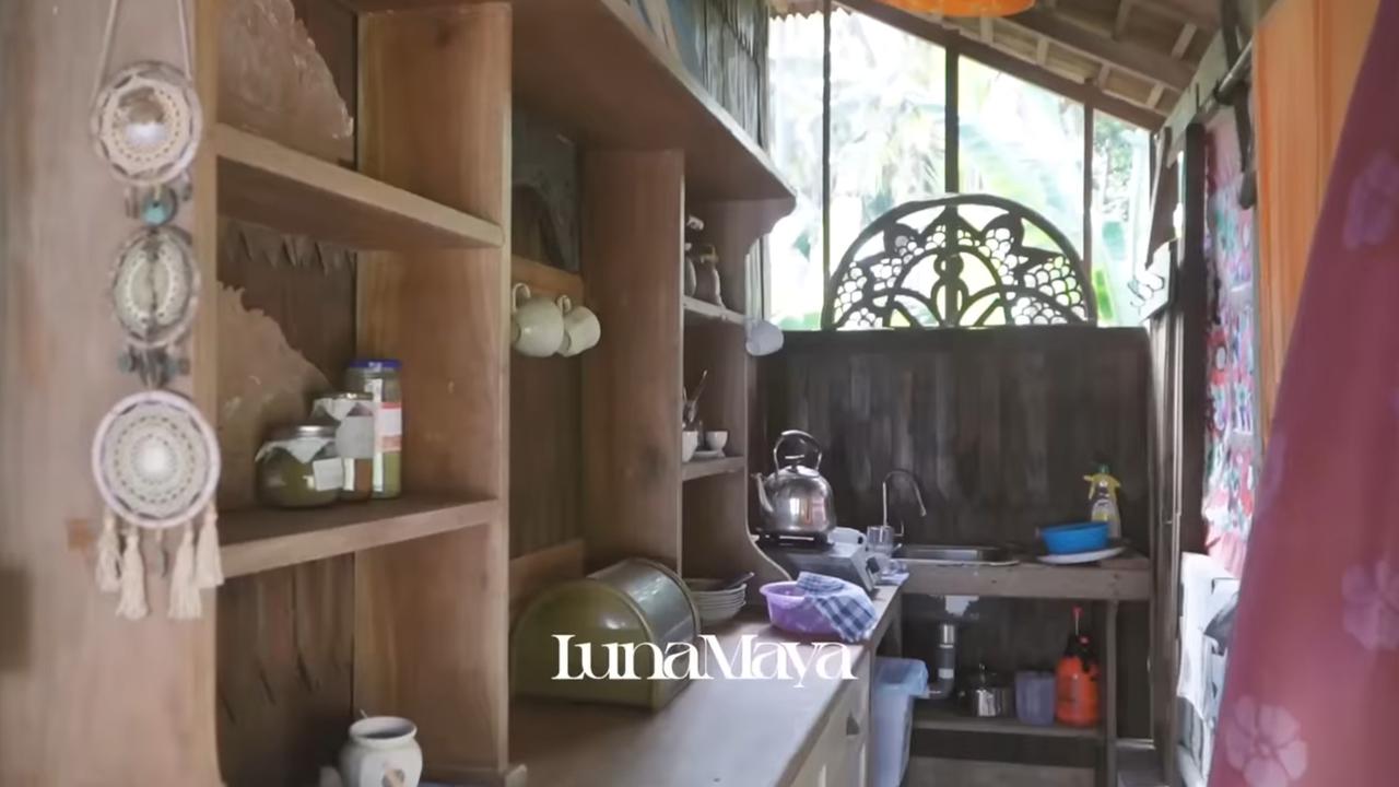 5 Potret Penginapan Baru Desa Maya di Bali, Luna Maya Syok Shower di Luar Kamar Mandi - Dilengkapi Dapur