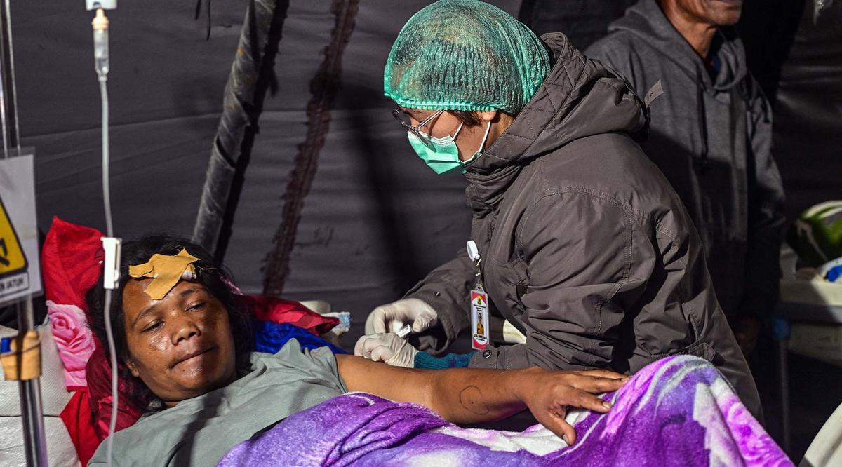 Korban Gempa NTT Dirawat di Tenda Darurat