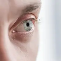 Close up mata seorang perempuan muda berwarna kehijauan (Foto Dok: Freepik/smirart).