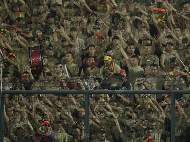 Ribuan suporter PS TNI memadati Stadion Siliwangi, Bandung, Minggu (1/5/2016), untuk menyaksikan laga Torabika Soccer Championship 2016 melawan Madura United. (Bola.com/Vitalis Yogi Trisna)
