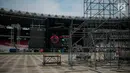 Suasana pembuatan panggung konser Guns N' Roses ‘Not In This Time Lifetime Tour’ di Stadion GBK, Jakarta, Selasa (6/11). Terlihat sudah hampir seluruh rumput di GBK ditutup dengan papan berbahan akrilik yang tersusun. (Liputan6.com/Faizal Fanani)