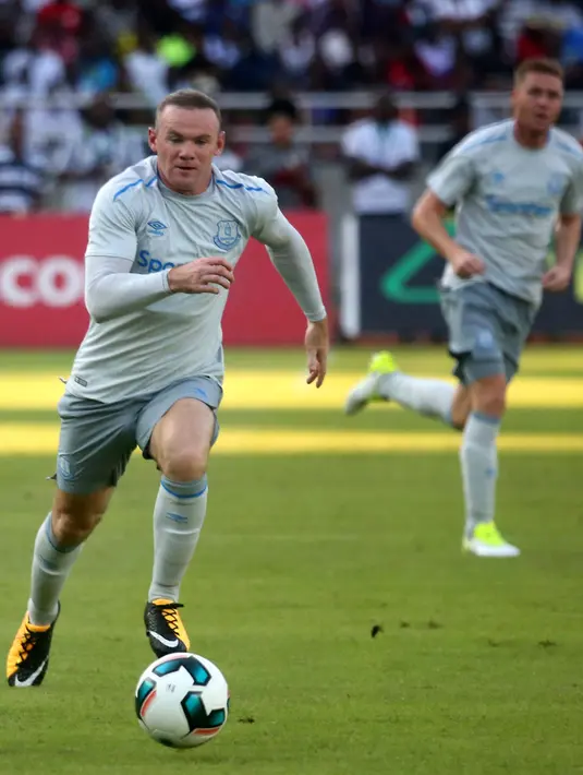 Striker Everton, Wayne Rooney mengendalikan bola dalam pertandingan persahabatan melawan Gor Mahia di Tanzania, Kamis (13/7).  Rooney kembali tampil dalam seragam Everton setelah resmi meninggalkan Manchester United. (AP Photo/Khalfan Said)