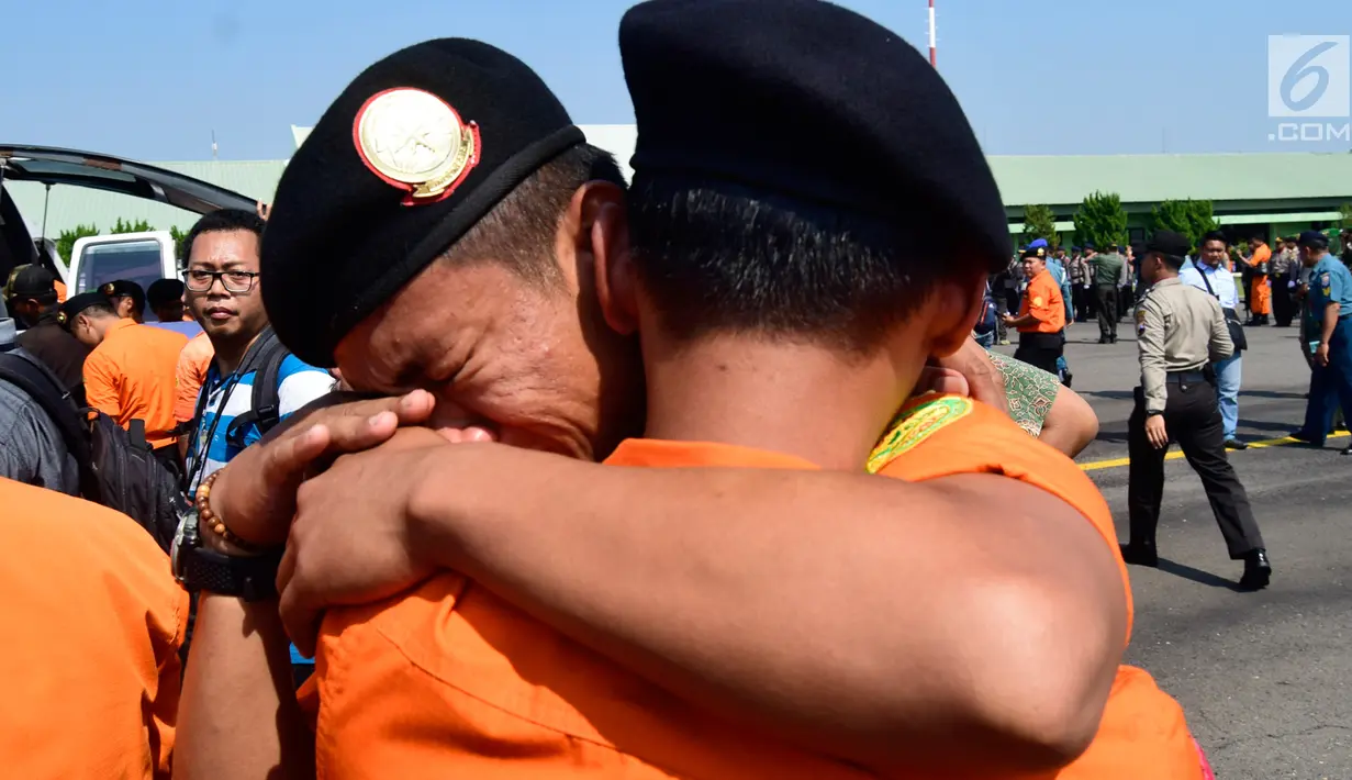 Ekspresi anggota Basarnas saat upacara pelepasan jenazah korban jatuhnya helikopter milik Basarnas di Lanumad Ahmad Yani, Semarang (3/7). (Liputan6.com/Gholib)